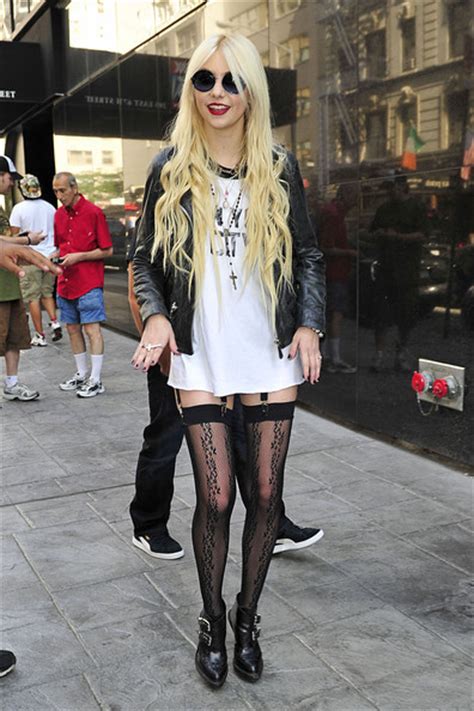 taylor momsen butt|Gossip Girls Taylor Momsen Goes Topless, Flaunts Abs on Red。